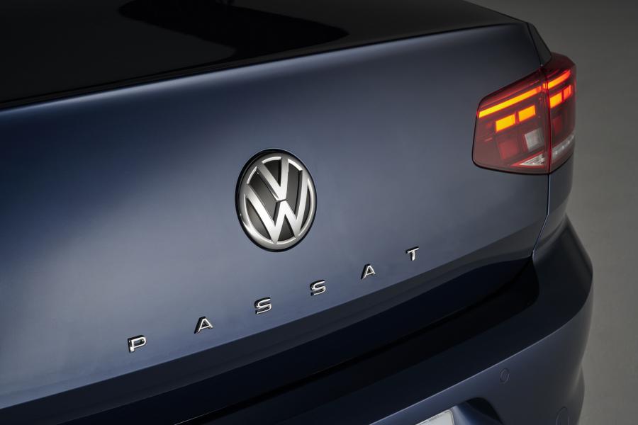 Логотип Volkswagen Passat R-Line (B8) 2019 года  (WW) (фото 19 из 24)